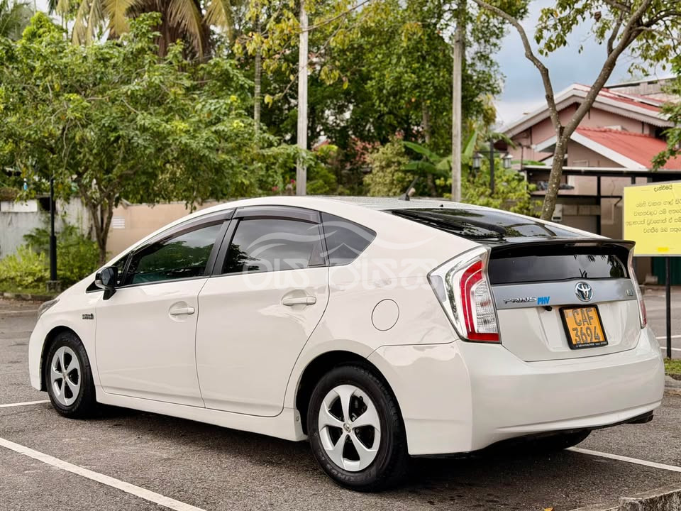 Toyota Prius  Hybrid 2013 for sale in Maharagama